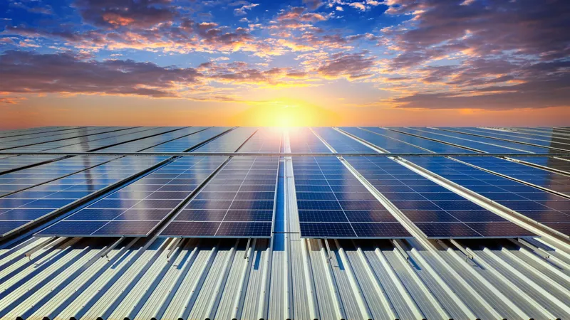 Paneles solares instalados sobre la cubierta de un techo