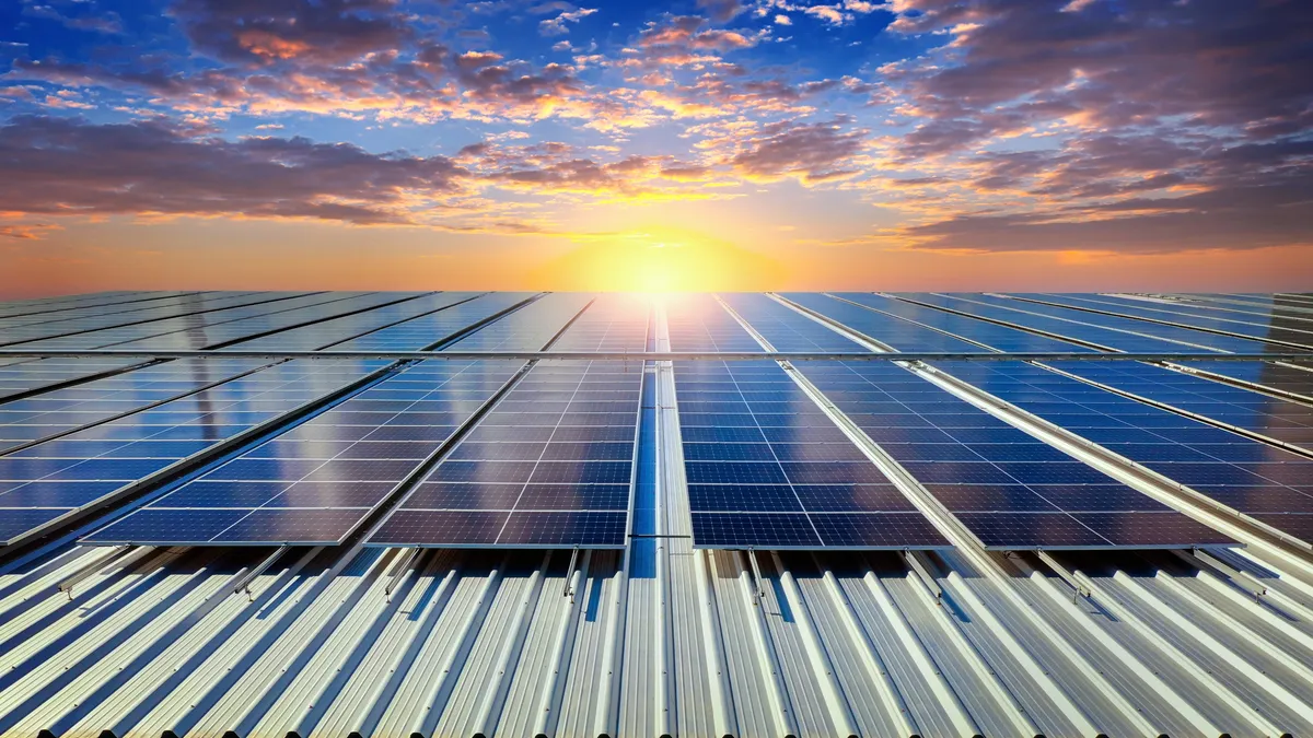 Paneles solares instalados sobre la cubierta de un techo